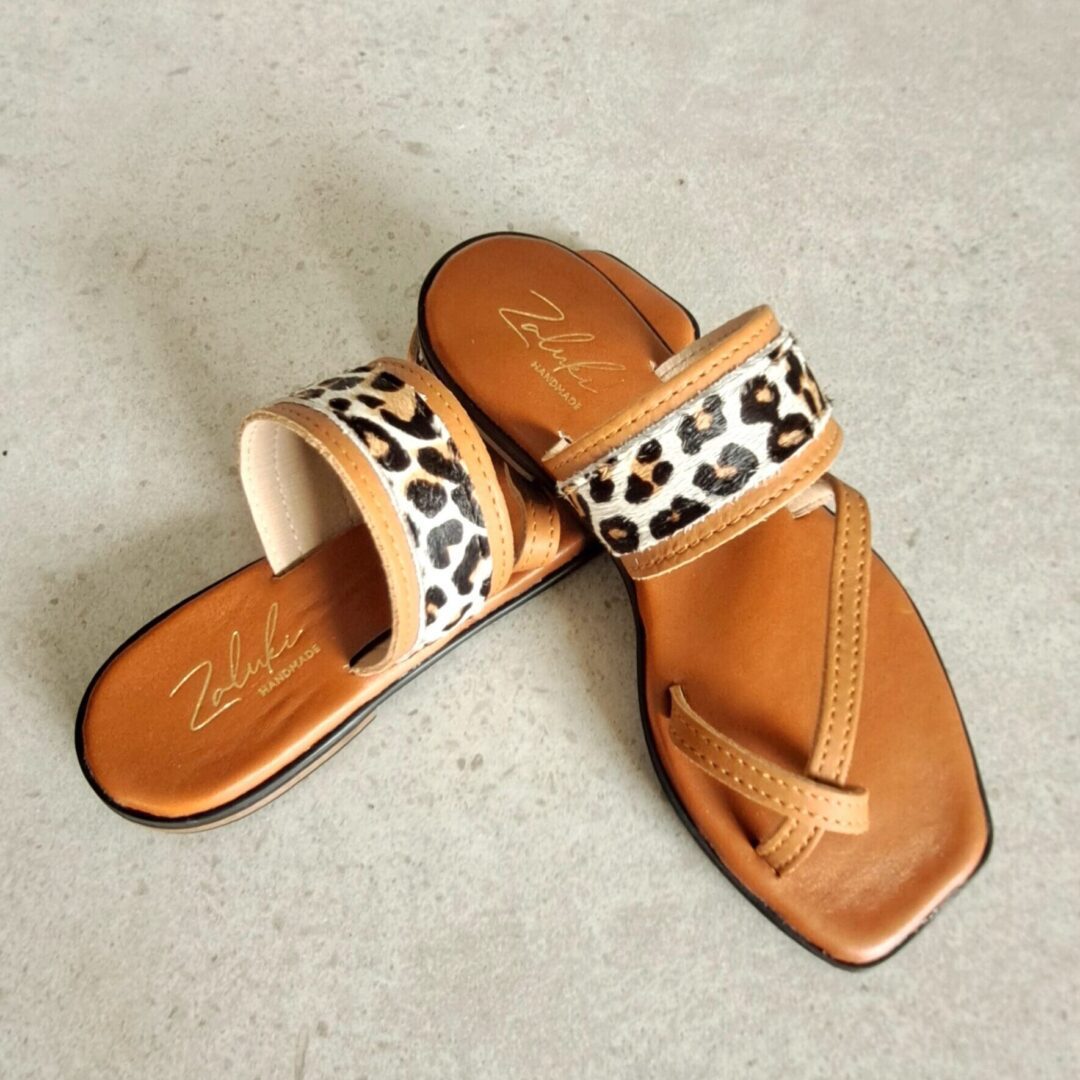 Toe Thong | Tan & Snow Leopard