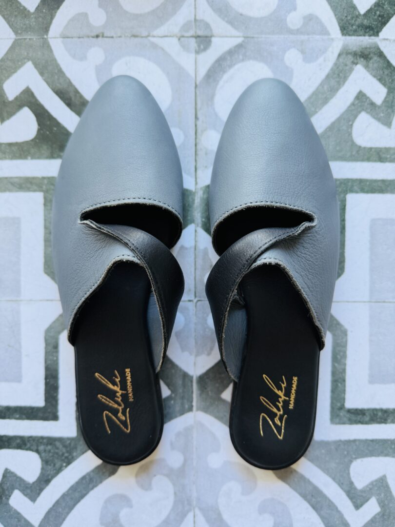 Twist | Dove Grey on Black